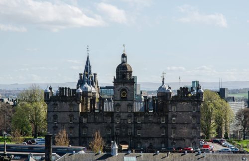 Edinburgh Castle is a must-see attraction in Edinburgh. Its fascinating history and picturesque location make it a popular destination for both locals and tourists alike. With its stunning architecture and stunning views of the